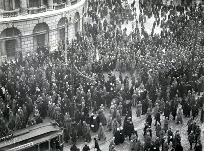 Demonstration in der Öffentlichen Bibliothek auf dem Newski-Prospekt, St. Petersburg, 20.-21. April 1917 von Russian Photographer